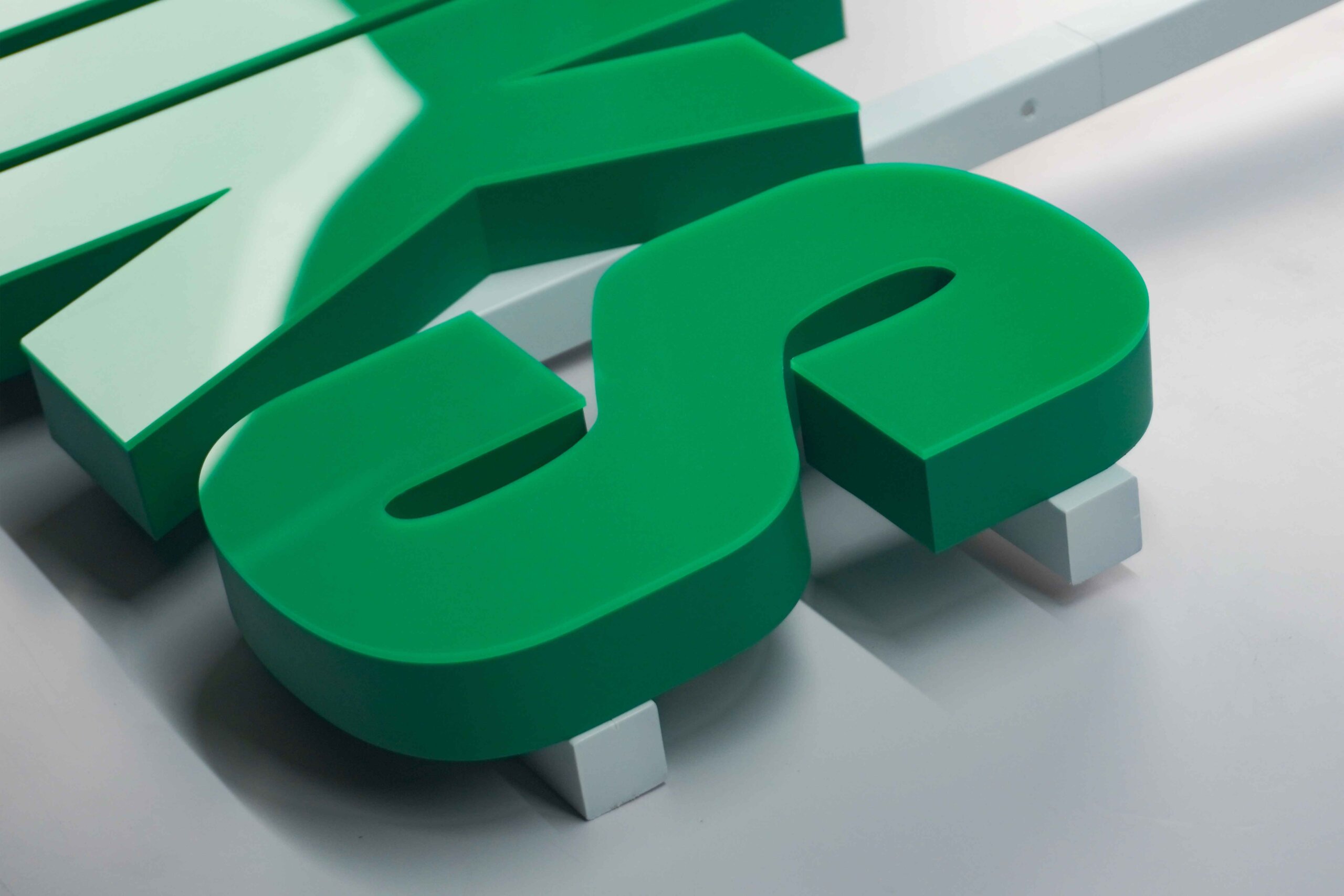  MAJI TREATS brand identity featuring front-lit trimless hanging letters with a silver stainless steel base, creating a premium modern indoor lighting effect.