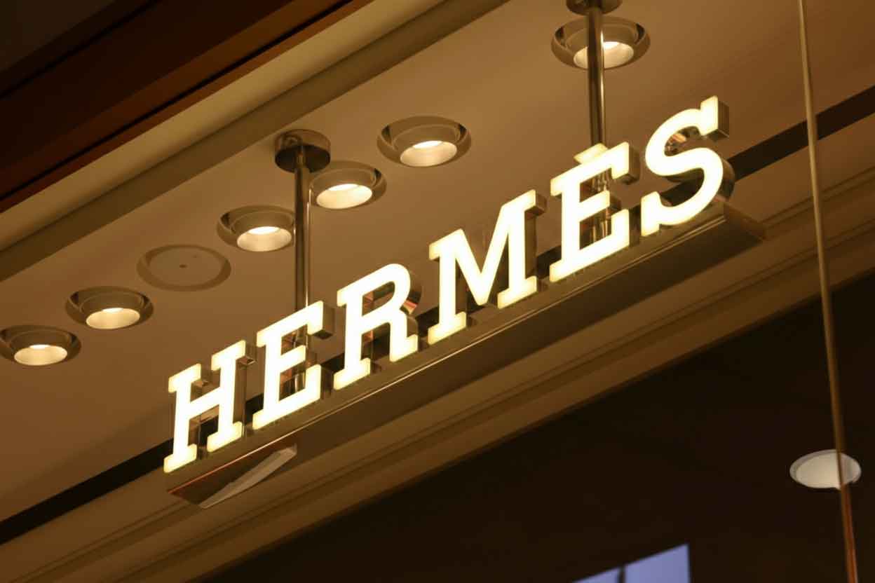 Hermès indoor illuminated signage featuring ultra-uniform lighting distribution and a high-end premium painted finish.