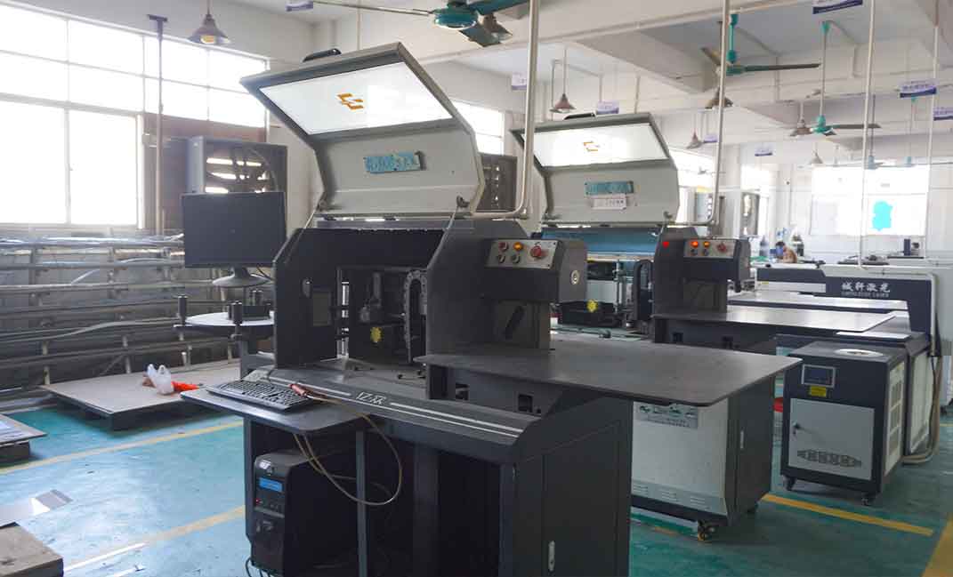 Achieving high-precision letter shaping by bending metal strips into preset contours with CNC technology.