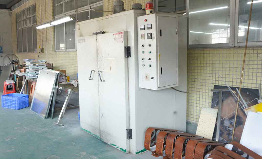 Industrial constant temperature oven for high-temperature curing of signage coatings, ensuring a durable and fade-resistant finish.