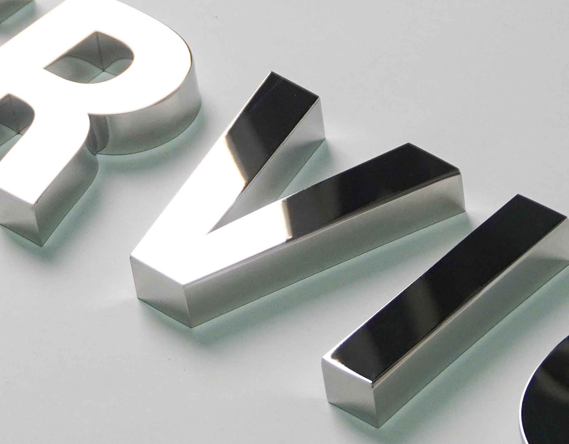 Showcasing "SERVICE" 3D metal letters with a mirror-polished stainless steel finish, featuring extreme reflections and a high-gloss texture that reflects top-tier polishing and manufacturing craftsmanship.
