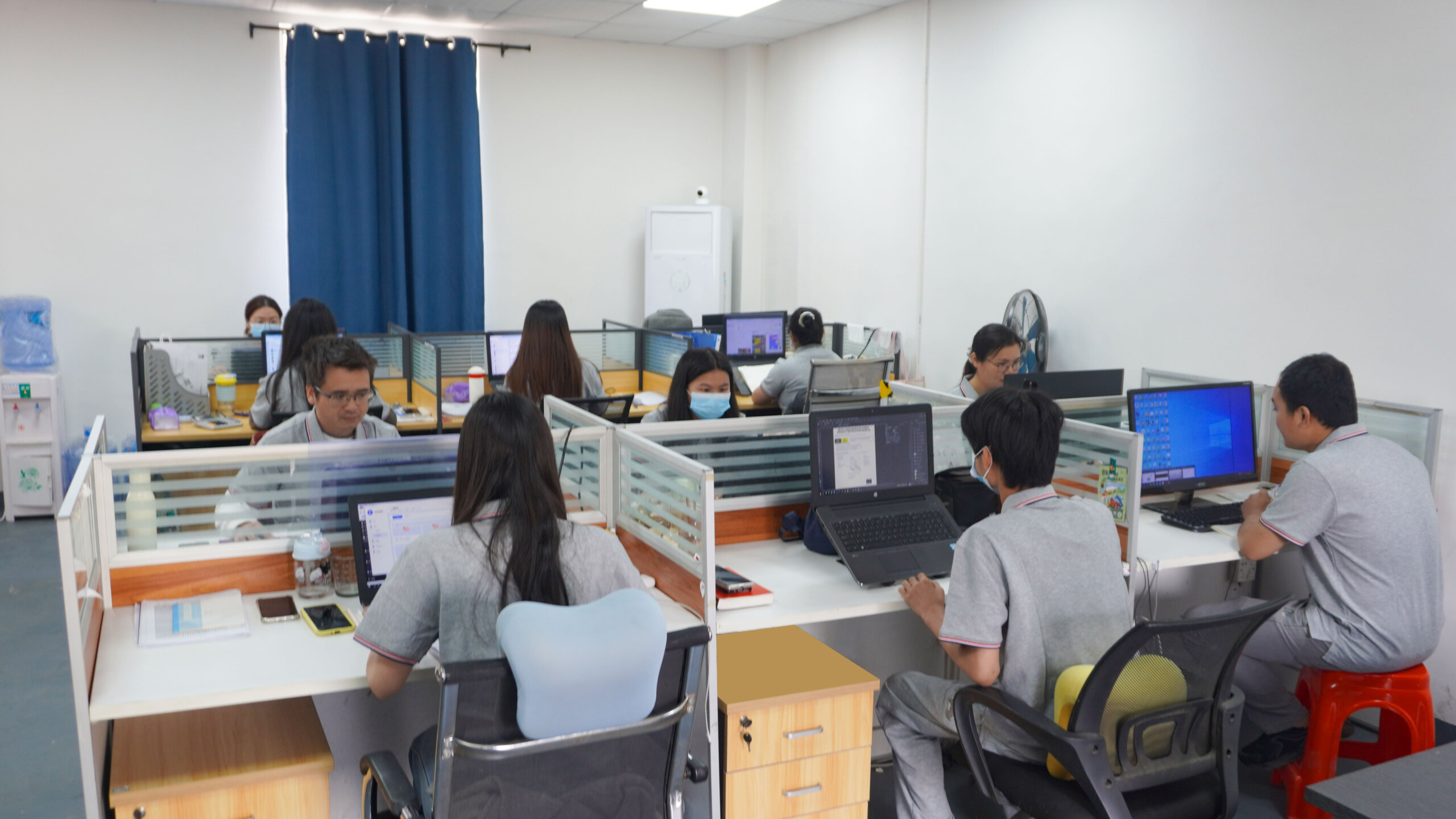 The Retaysign technical team providing professional B2B custom signage services for global clients.