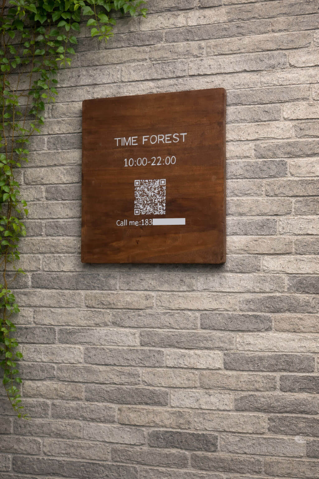 Custom outdoor projecting light box sign, featuring a minimalist and modern commercial design.