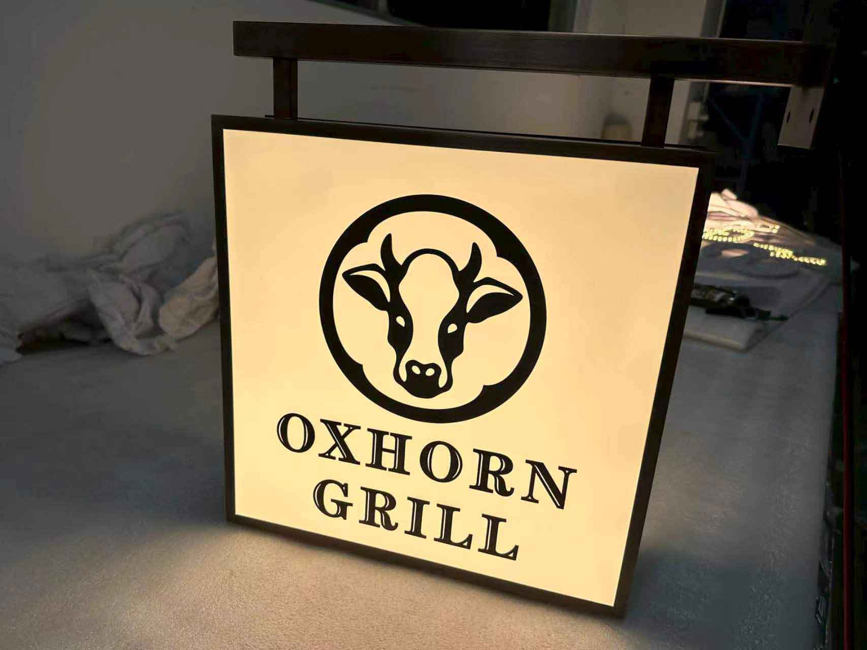 A side-mounted white acrylic light box with 5-sided illumination featuring the "BARBAR PETS" logo and a black wall bracket.