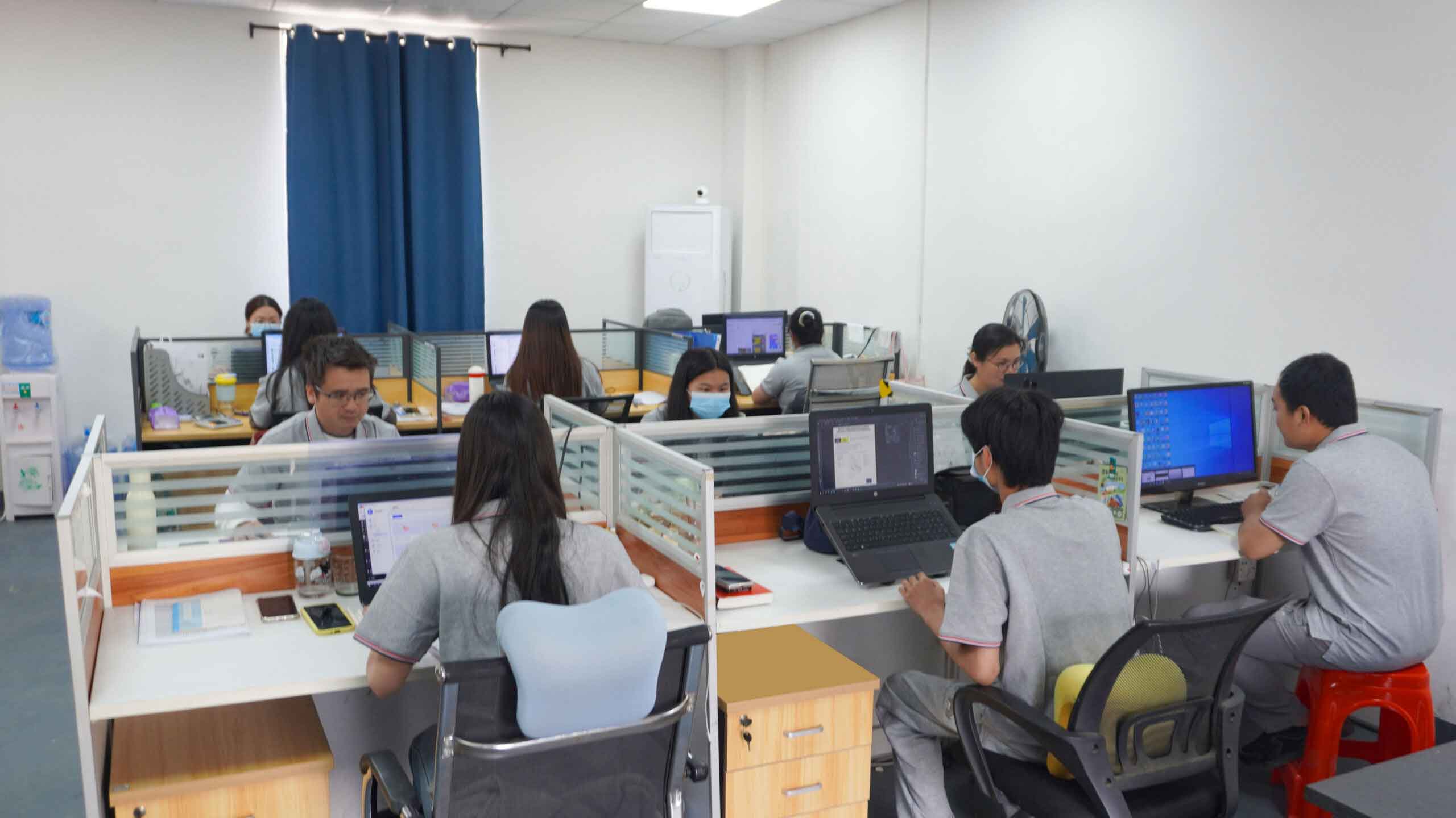 The Retaysign technical team providing professional B2B custom signage services for global clients.